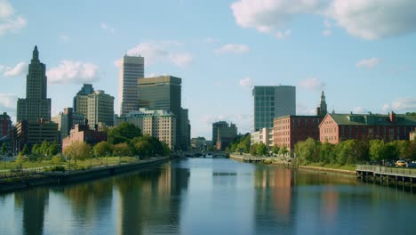 uitzicht op de stad providence, rhode island vanaf de voetgangersbrug van providence