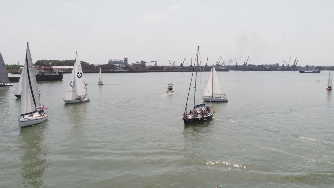 산업 항구 근처 의 강 에 있는 항해 보트