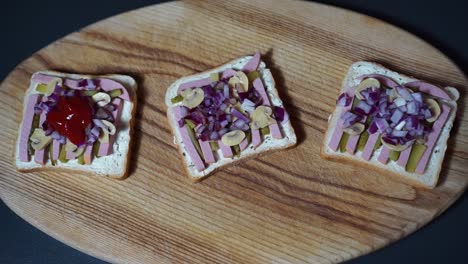 Agregando-Salsa-De-Tomate-A-Sándwiches-Con-Champiñones,-Pepinillos-Y-Tiras-De-Salchicha