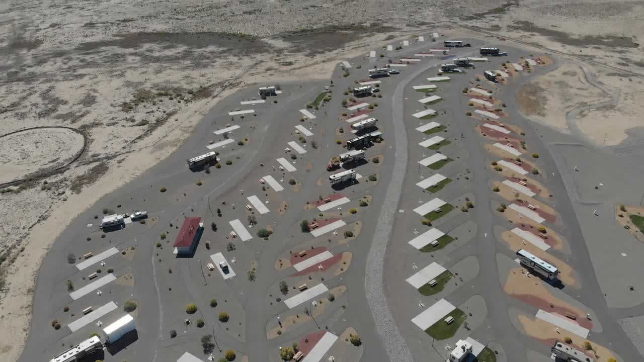 кемпинг в пустыне недалеко от альбукерке, штат нью-мексико