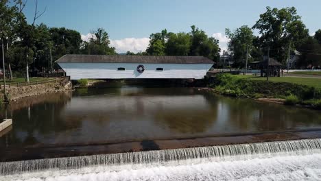 Empuje-Aéreo-Hacia-El-Puente-Cubierto-De-Elizabethton