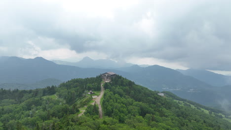 Panoramic-drone-shot-overlooking-the-top-of-Shiga-Kogen,-cloudy-day-in-Japan