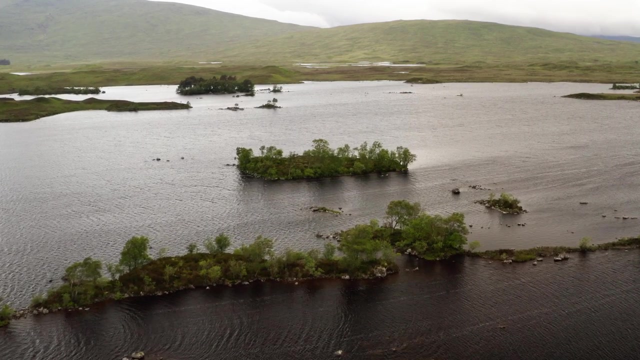 Træbevoksede øer spredt ud over Loch Achlaise, Rannoch Moor, Skotland