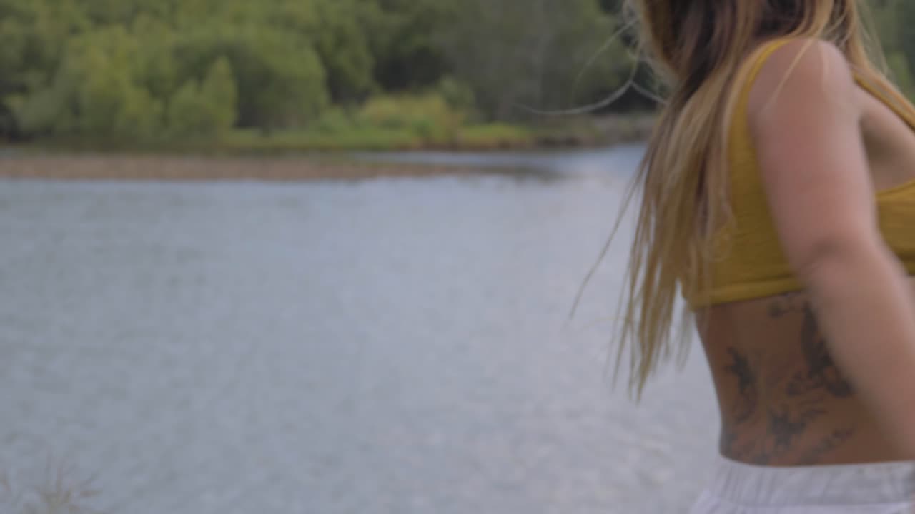 호수 옆에서 춤추는 아름다운 여성을 바라보는 흰 거위 - 골드 코스트, qld, 호주