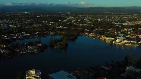 Atemberaubende-Aussicht-über-Die-Vororte-Der-Gold-Coast-Bis-Hin-Zum-Hinterland-Bei-Sonnenuntergang