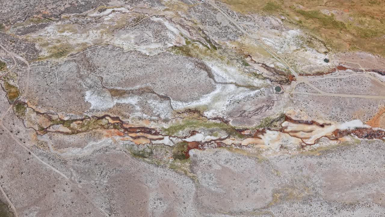 Un drone segue il fiume a monte nella laguna di Salinas, in Perù. Il brullo paesaggio vulcanico è striato di depositi di zolfo e ferro, che mettono in risalto i vivaci minerali della natura in questo spettacolare terreno.