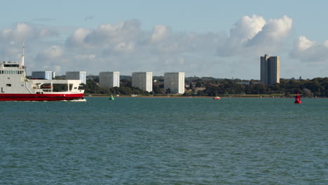 El-Ferry-Red-Funnel-De-La-Isla-De-Wight-Atraviesa-El-Marco-En-El-Solent-Southampton-Con-Weston-Al-Fondo