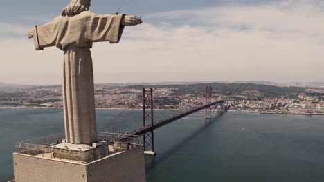 Puente-25-De-Abril-Sobre-El-Río-Tajo-Y-El-Santuario-De-Cristo-Rey