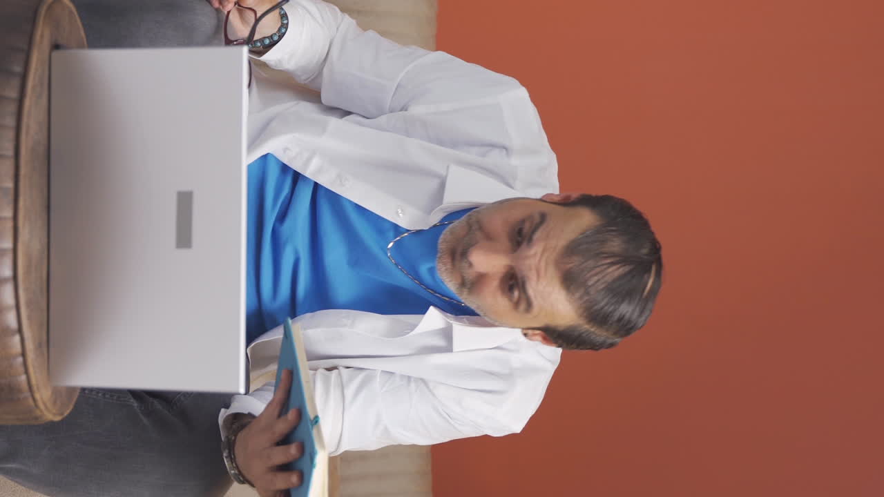 vídeo vertical del hombre que tiene problemas para ver. problema ocular.