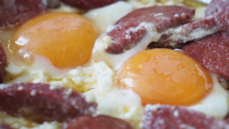 huevos fritos con salchichas