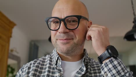 hombre en una videoconferencia