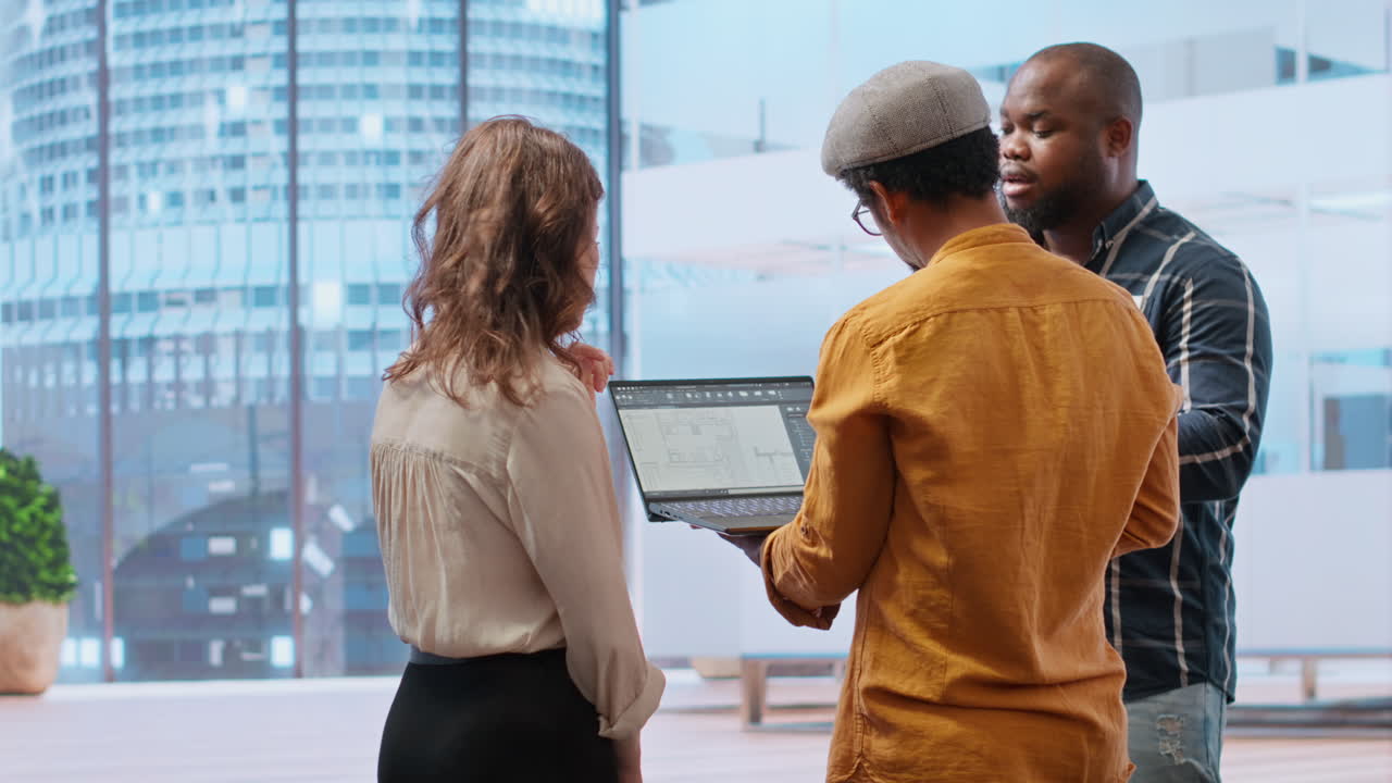 equipo de desarrollo de negocios revisando planes arquitectónicos para una oficina de alta clase