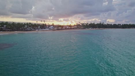 Enthüllende-Tropische-Luftlandschaft-über-Der-Stadt-Las-Terrenas-Bei-Sonnenuntergang