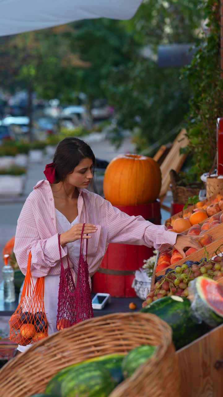 mujer comprando frutas en un mercado al aire libre