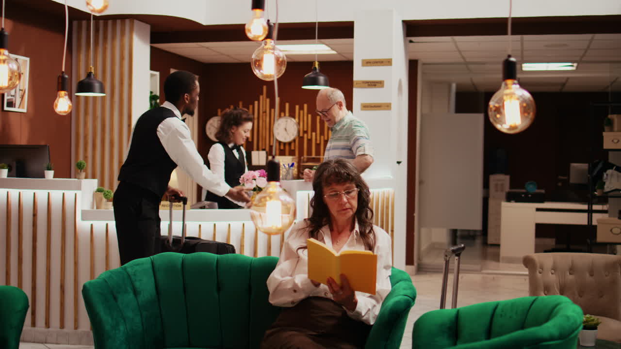 La receptionist dà la scheda di accesso.