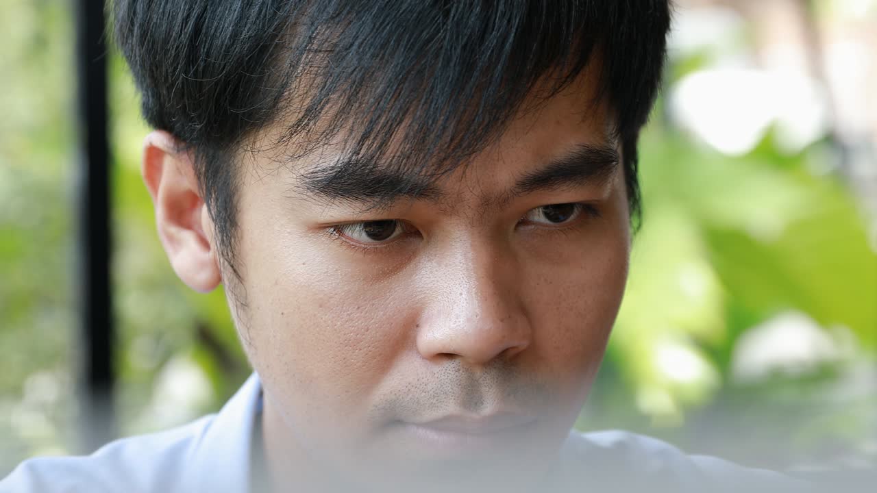 사업가들이 컴퓨터에서 일하는 것에 대해 진지합니다.