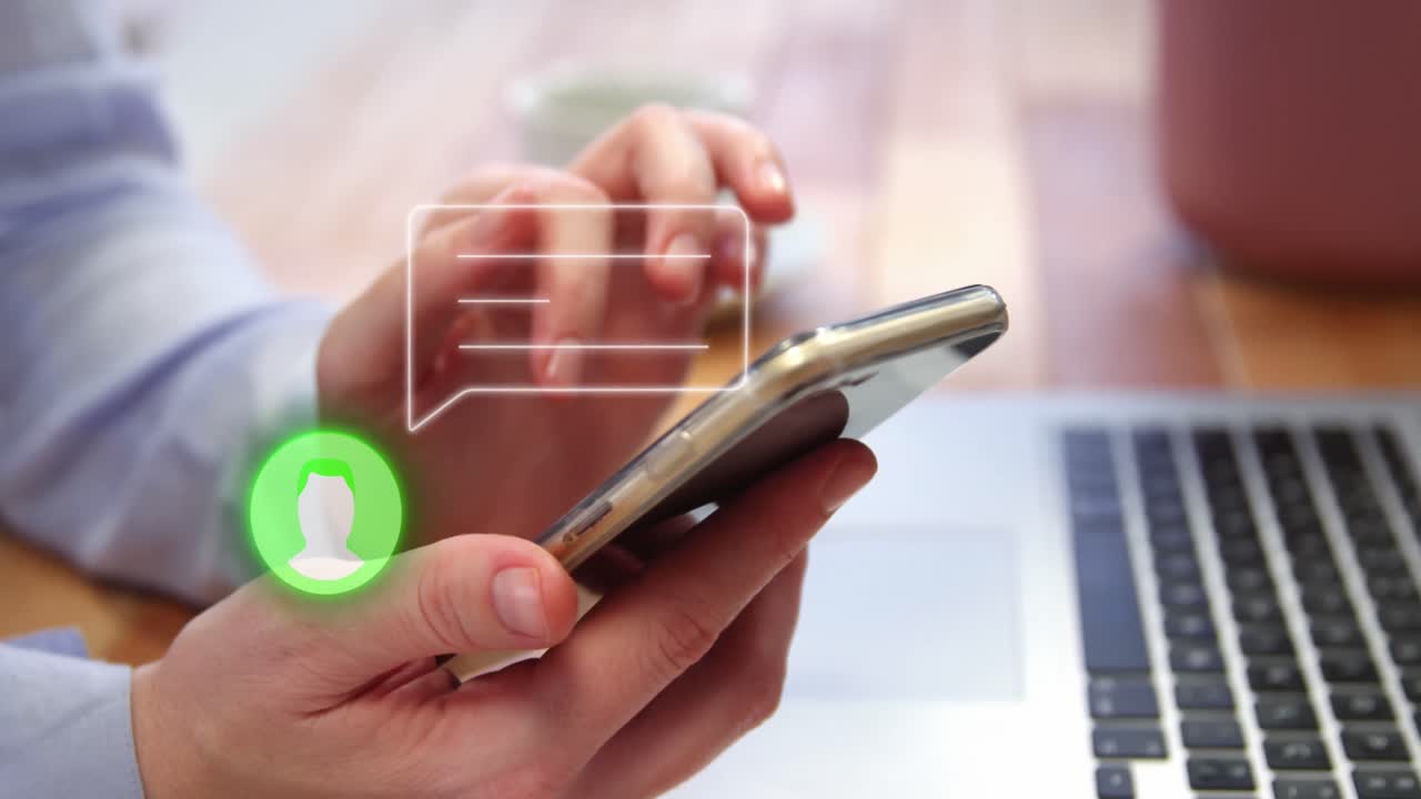 animación del icono del perfil y el icono del mensaje contra la sección media de un hombre usando un teléfono inteligente en la oficina.