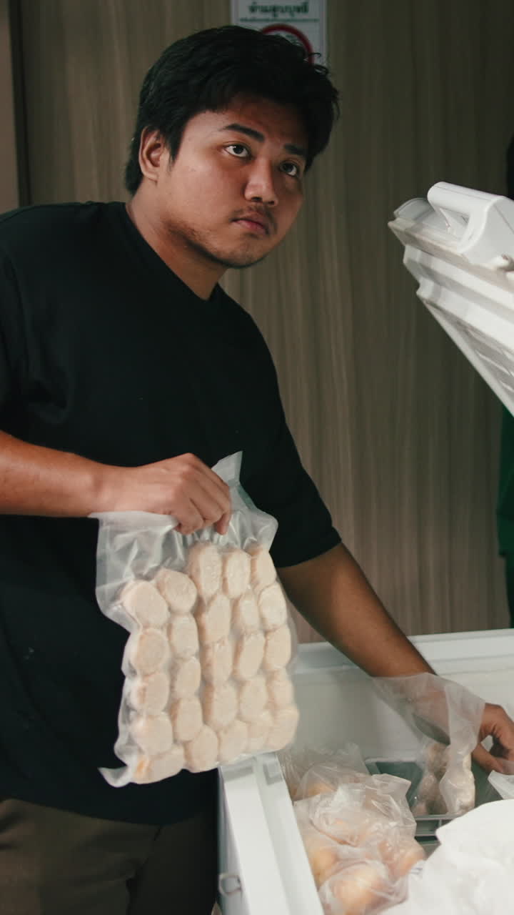 Seorang Pria Memegang Tas Makanan di Dalam