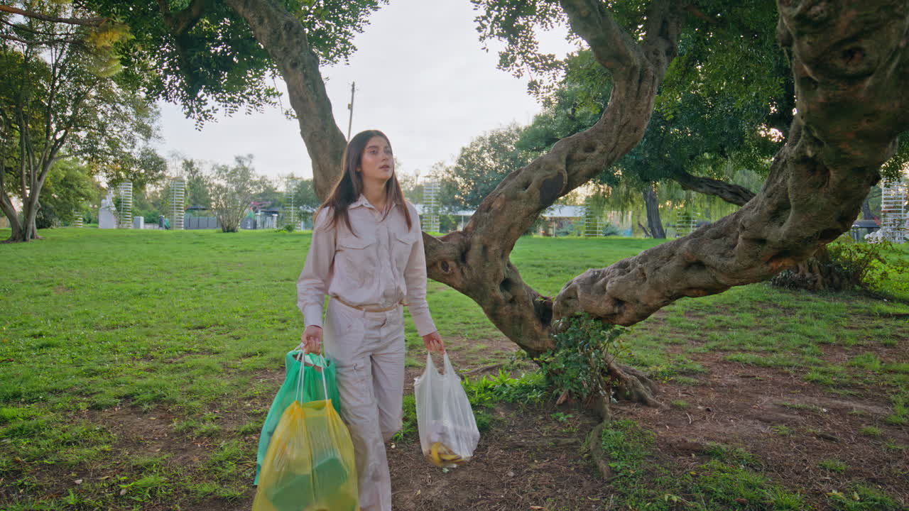 una chica consciente recogiendo basura demostrando su responsabilidad ambiental.