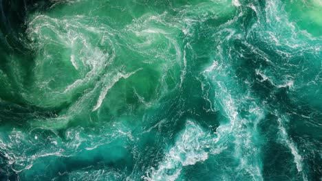 las olas azules de agua del río y el mar se encuentran durante la marea alta y la marea baja.