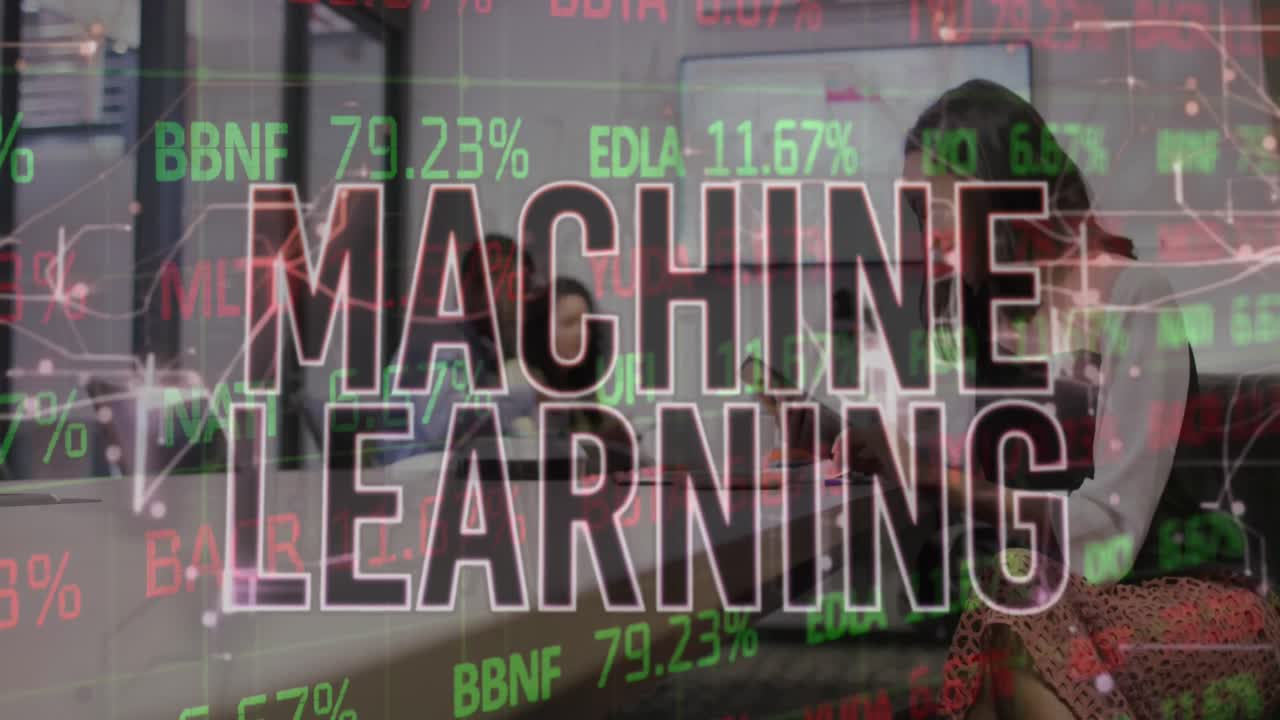 기계 학습 텍스트 및 거래 보드의 애니메이션, 사무실에서 디지털 태블릿을 사용하는 두 인종 여성