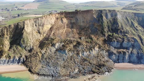 vista aérea de la enorme caída del acantilado de la costa jurásica en seatown en dorset