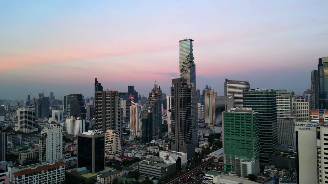 toma de drones de la torre mahanakhon en bangkok, área de silom, distrito comercial, centro de la ciudad