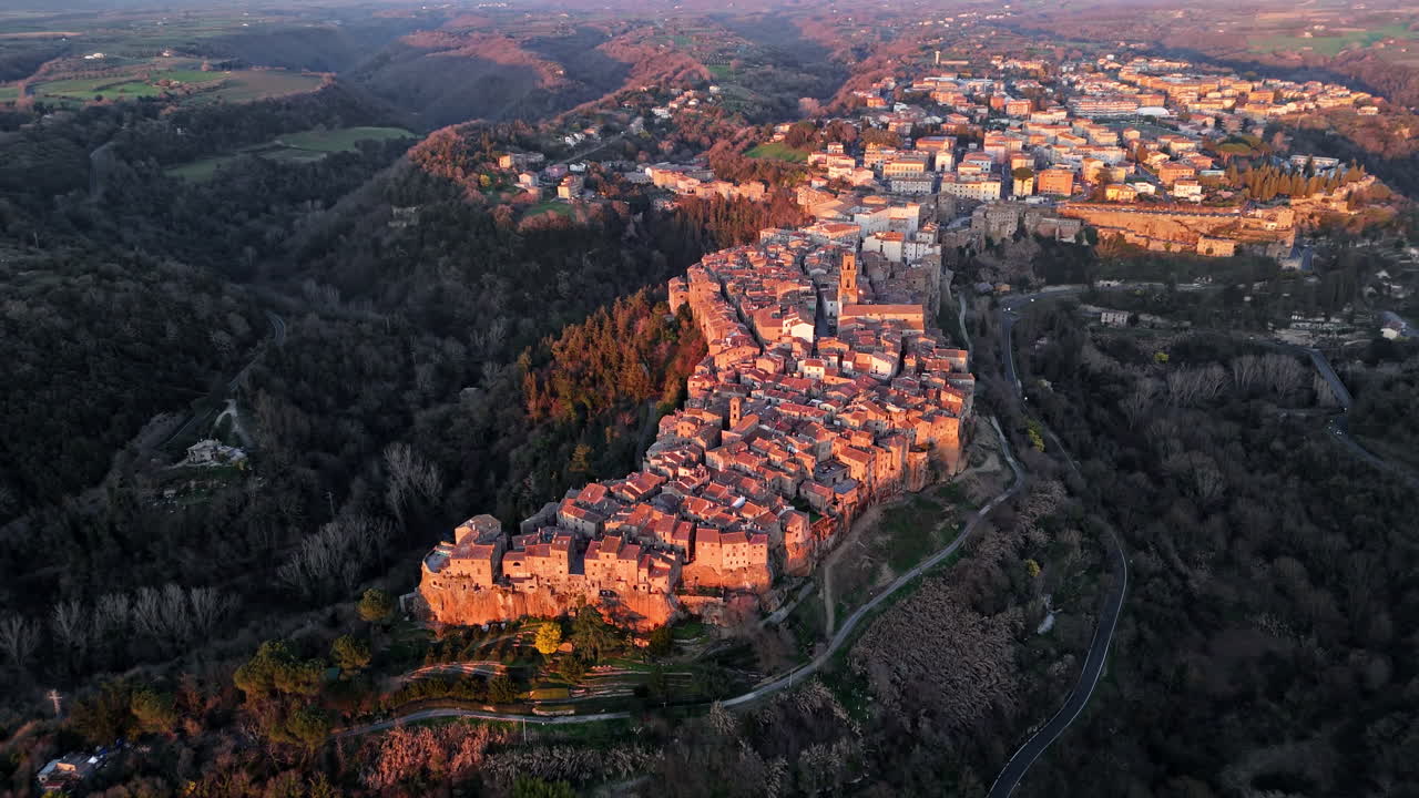 Pemandangan udara Pitigliano, Tuscany, dengan cahaya senja pada bangunan kuno