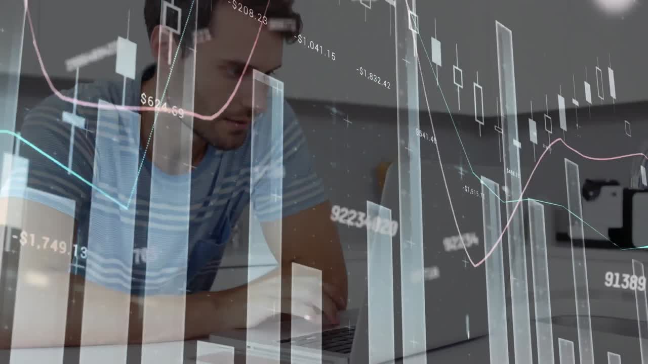 animación de números y procesamiento de datos estadísticos sobre un hombre caucásico estresado usando una computadora portátil.