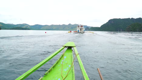 vista desde una toma en movimiento de un barco de pasajeros verde en coron palawan