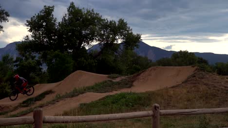 Mountainbiker-Springt-In-Zeitlupe