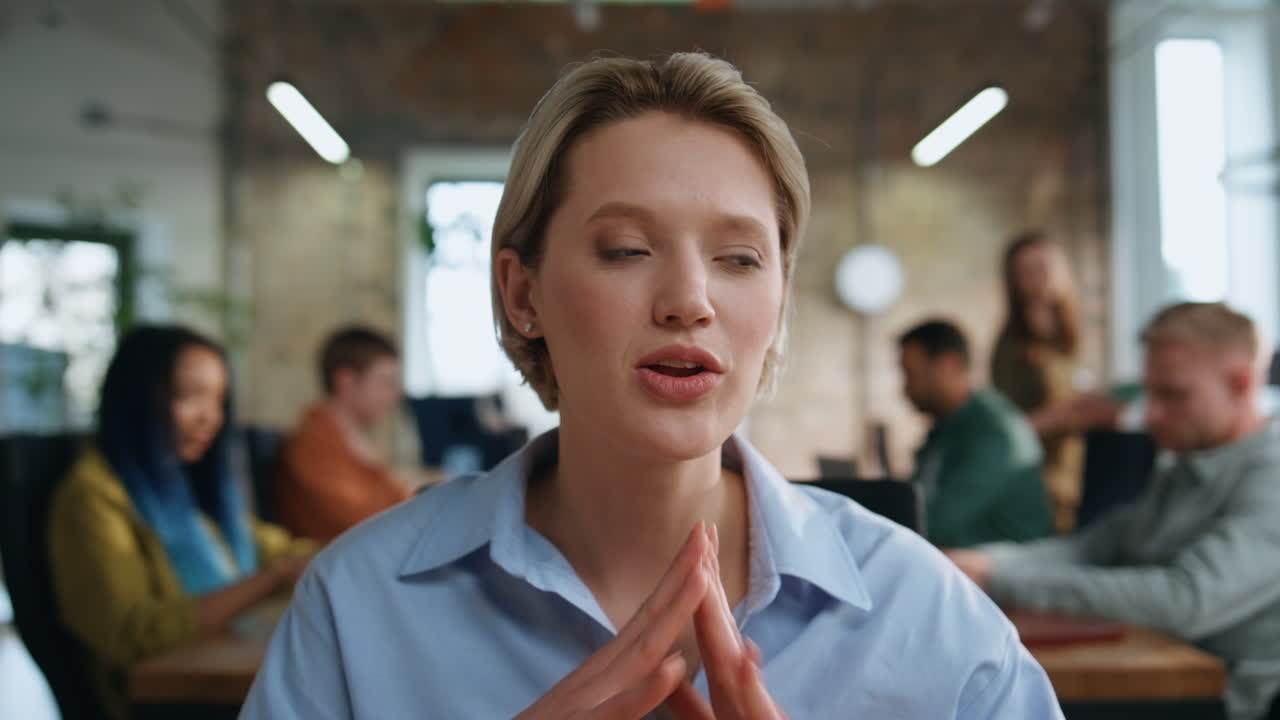 여성 코치와 웹니어 앉아있는 사무실 회의실과 사무실 팀을 가까이에서 볼 수 있습니다.