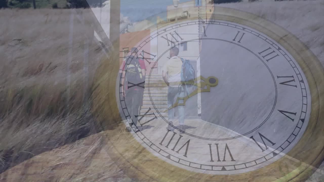 Con il quadrante dell'orologio che appare gradualmente, due uomini con zaino in spalla camminano lungo una passerella monitorando l'avanzamento del viaggio.