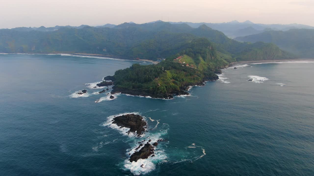 vista panorámica aérea de la costa exótica cerca de la playa de menganti en kebumen, indonesia