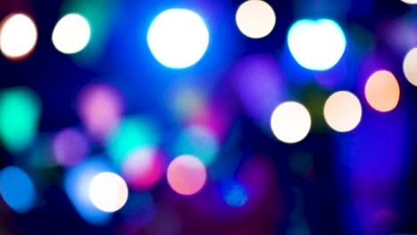 las luces nocturnas están desenfocadas y el típico bokeh de la ciudad