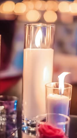 velas encendidas en la mesa