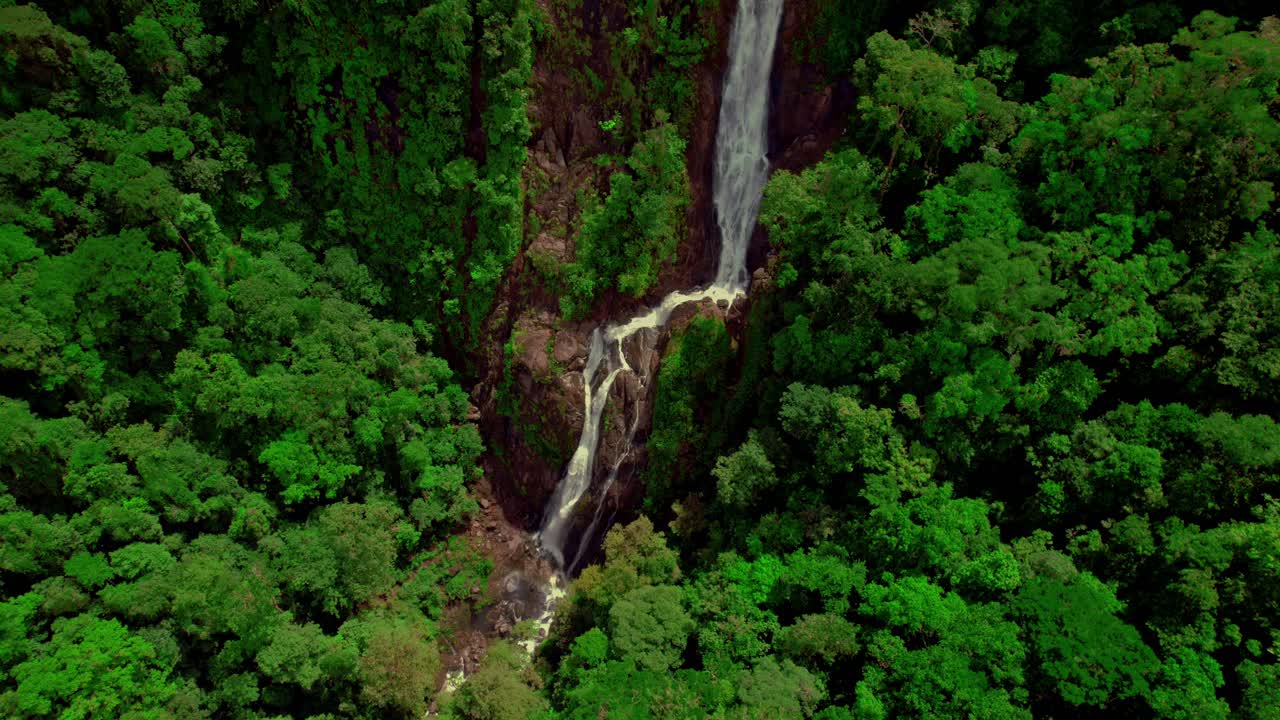 la impresionante vista de arriba hacia abajo del dron revela el esplendor natural de las cataratas de bijagual en costa rica, una joya escondida en la selva tropical.