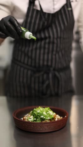 chef preparando un plato con salsa verde