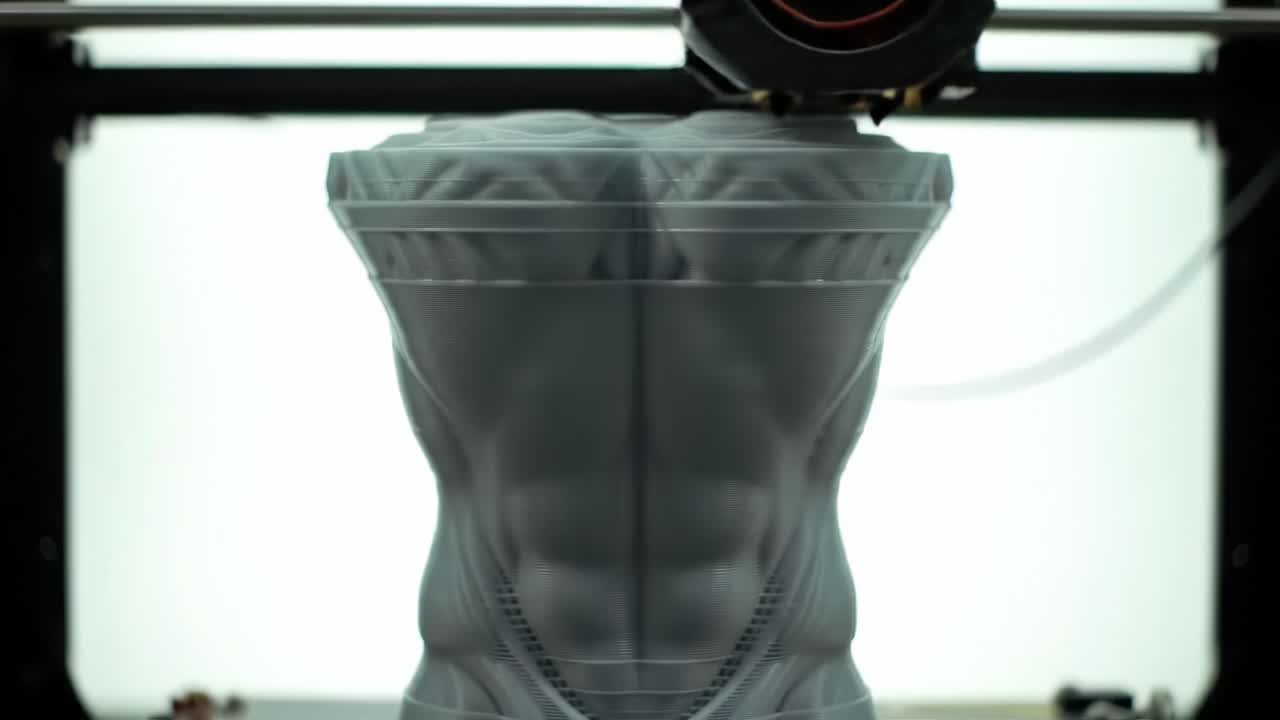 Innovative 3D Printing Process Capturing the Sculptural Form of a Muscular Vase, Showcasing the Intricate Details and Layered Structure of Modern Additive Manufacturing Techniques
