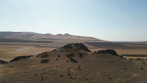 montañas escarpadas con vistas a las tierras de cultivo al amanecer