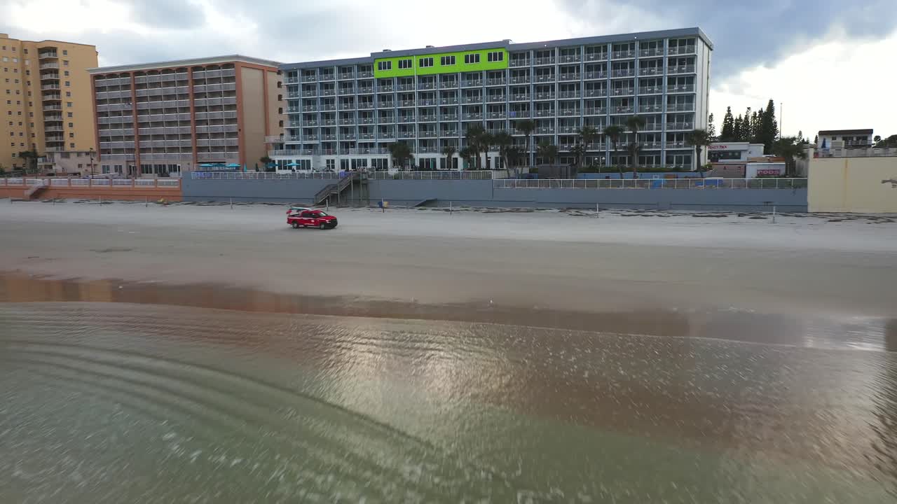 Divertente ripresa con drone su una spiaggia in Florida