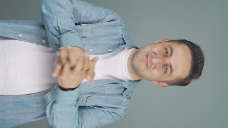 video vertical de un hombre mirando a la cámara haciendo un signo de confianza.