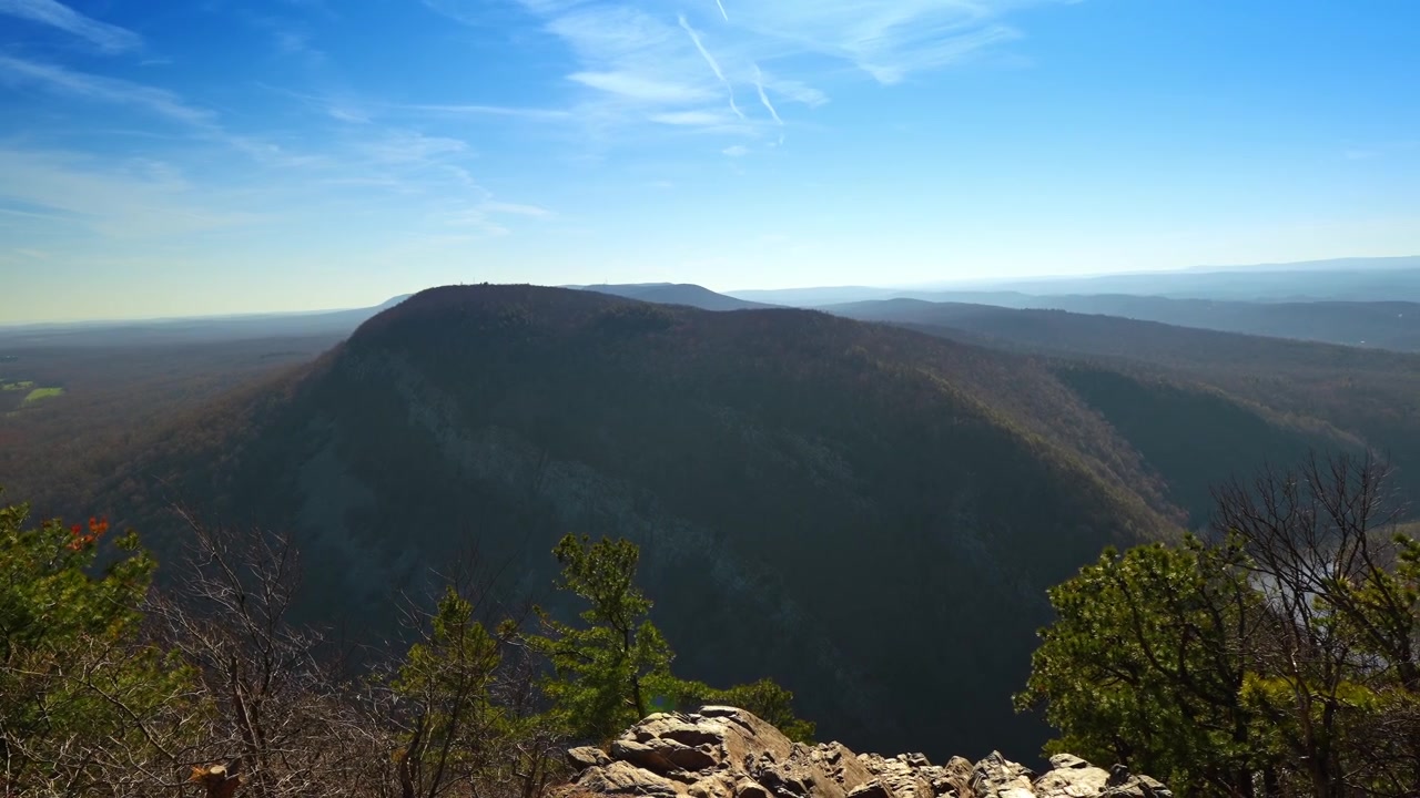 Ampia vista panoramica del Monte Minsi dalla cima del Monte Tammany. Vista paesaggistica montana dall'alto che si affaccia sul Delaware Water Gap. Cielo blu, valle boscosa verde, vetta rocciosa