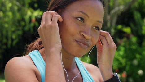 Sportswoman-putting-her-earphones