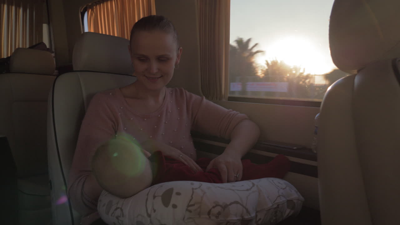 Viaggio in auto di una madre con la figlia neonata.