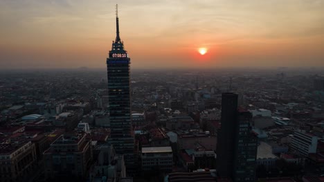 Amanecer-Durante-El-Maratón-Cerca-De-La-Torre-Latinoamericana-En-La-Ciudad-De-México-En-2021