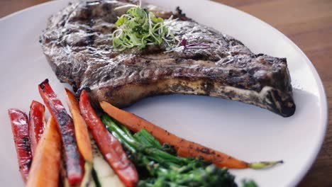 platillo de filete a la parrilla con verduras