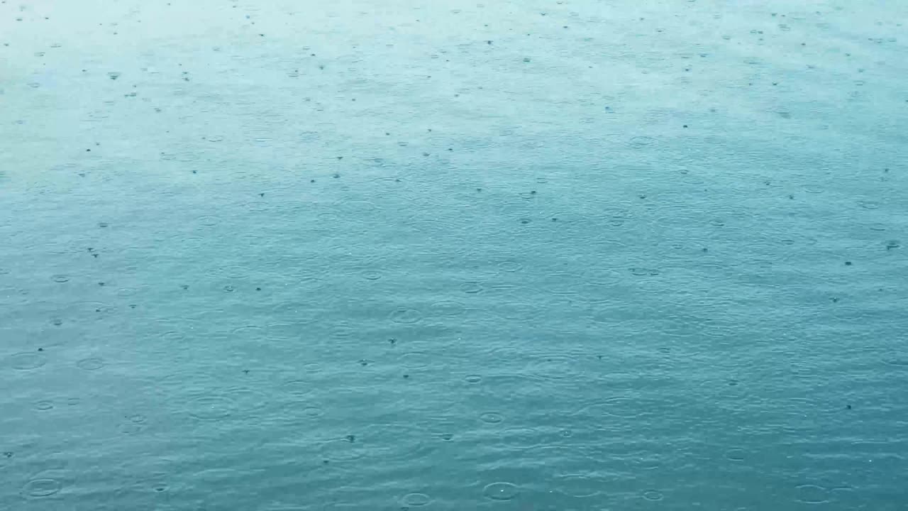 많은 방울이 떨어지는 물 표면