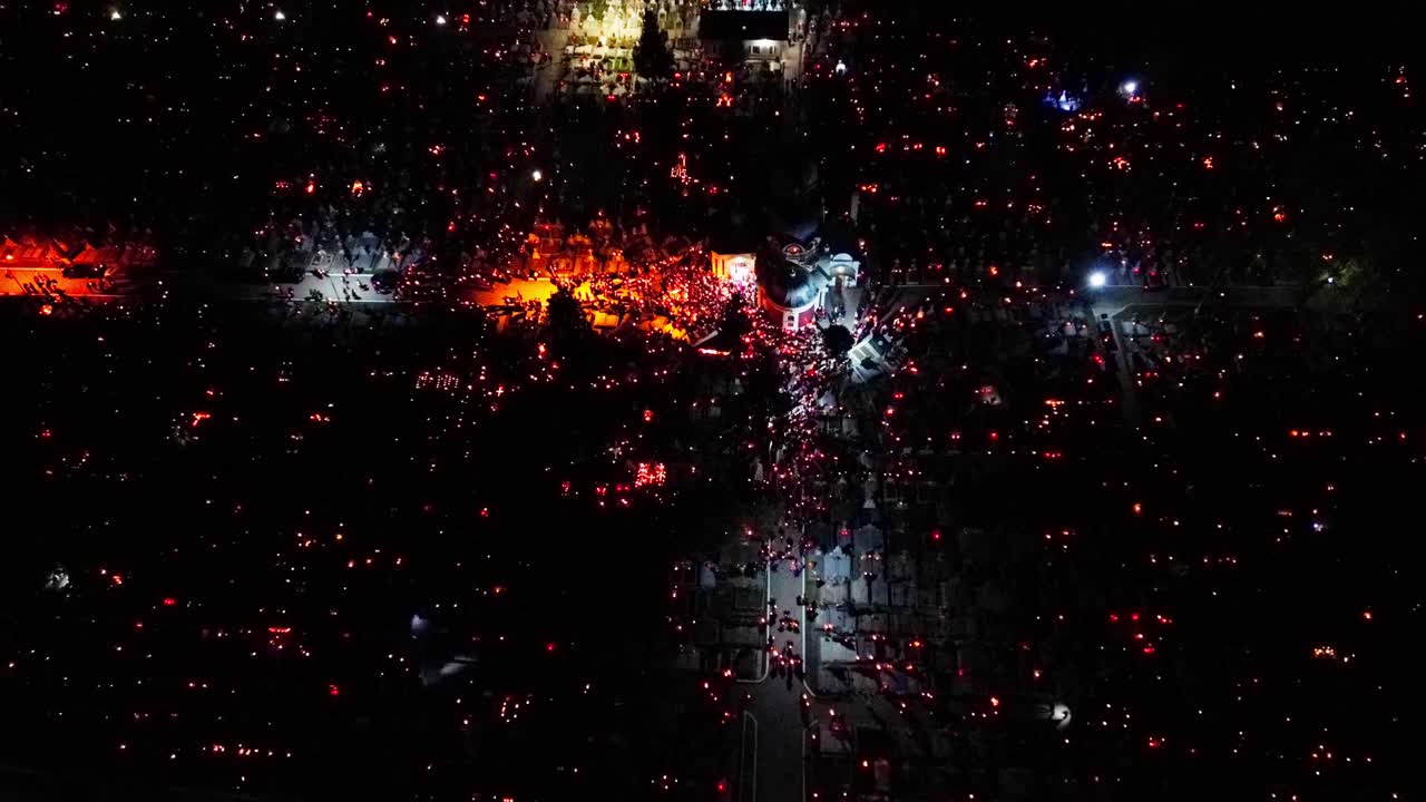 Timelapse di fedeli che partecipano alla Chiesa ortodossa cristiana, rumeni che celebrano il giorno della resurrezione