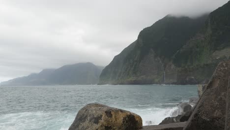 Malerische-Küste-Von-Madeira-Mit-Wellen,-Die-An-Stürmischen-Tagen-Auf-Felsen-Krachen